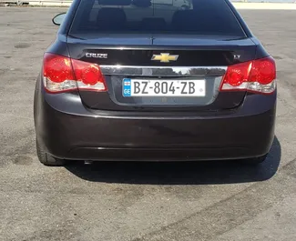 Chevrolet Cruze 2015 beschikbaar voor verhuur op de luchthaven van Koetaisi, met een kilometerlimiet van onbeperkt.