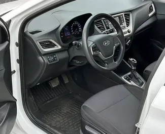 Verhuur Hyundai Accent. Economy Auto te huur in Azerbeidzjan ✓ Borg van Borg van 300 AZN ✓ Verzekeringsmogelijkheden TPL, CDW, SCDW, FDW, Passagiers, Diefstal, Jonge, Geen storting.