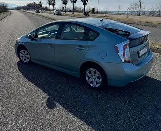 Interieur van Toyota Prius te huur in Georgië. Een geweldige auto met 5 zitplaatsen en een Automatisch transmissie.