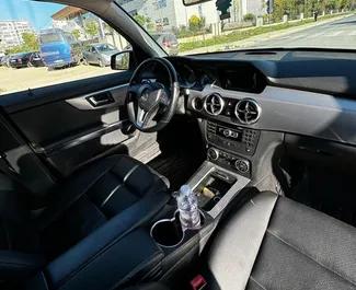 Interieur van Mercedes-Benz GLK te huur in Albanië. Een geweldige auto met 5 zitplaatsen en een Automatisch transmissie.