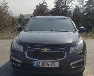 Vooraanzicht van een huurauto Chevrolet Cruze op de luchthaven van Koetaisi, Georgië ✓ Auto #12026. ✓ Transmissie Automatisch TM ✓ 0 beoordelingen.