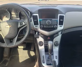 Interieur van Chevrolet Cruze te huur in Georgië. Een geweldige auto met 5 zitplaatsen en een Automatisch transmissie.