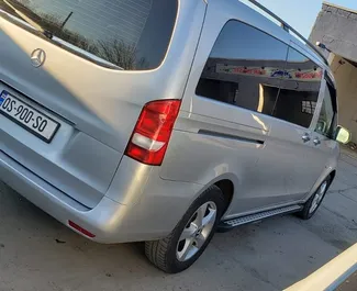 Benzine motor van 2,0L van Mercedes-Benz Vito Tourer Pro 2020 te huur op de luchthaven van Koetaisi.