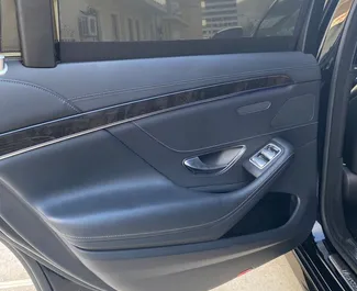 Mercedes-Benz S-Class 2015 beschikbaar voor verhuur in Becici, met een kilometerlimiet van onbeperkt.