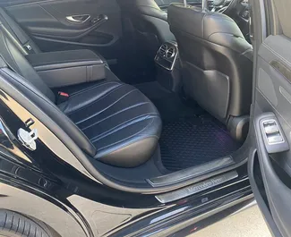 Diesel motor van 3,0L van Mercedes-Benz S-Class 2015 te huur in Becici.