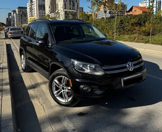 Vooraanzicht van een huurauto Volkswagen Tiguan in Tirana, Albanië ✓ Auto #11882. ✓ Transmissie Automatisch TM ✓ 0 beoordelingen.