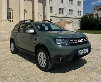 Vooraanzicht van een huurauto Dacia Duster op de luchthaven van Tirana, Albanië ✓ Auto #11505. ✓ Transmissie Handmatig TM ✓ 0 beoordelingen.