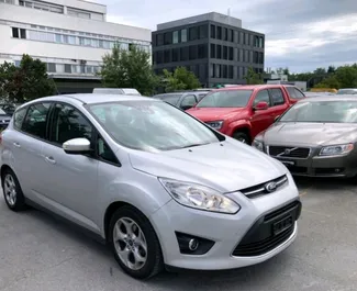 Vooraanzicht van een huurauto Ford C-Max op de luchthaven van Tirana, Albanië ✓ Auto #11930. ✓ Transmissie Handmatig TM ✓ 0 beoordelingen.