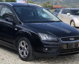 Vooraanzicht van een huurauto Ford Focus SW op de luchthaven van Tirana, Albanië ✓ Auto #10000. ✓ Transmissie Handmatig TM ✓ 0 beoordelingen.