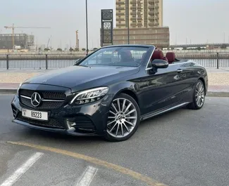 Mercedes-Benz C200 Cabrio 2024 beschikbaar voor verhuur in Dubai, met een kilometerlimiet van 200 km/dag.