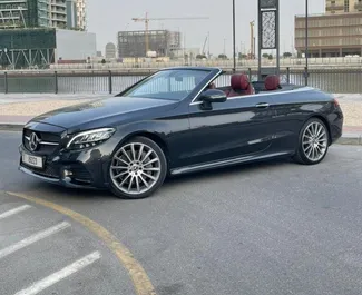 Vooraanzicht van een huurauto Mercedes-Benz C200 Cabrio in Dubai, Verenigde Arabische Emiraten ✓ Auto #11967. ✓ Transmissie Automatisch TM ✓ 0 beoordelingen.