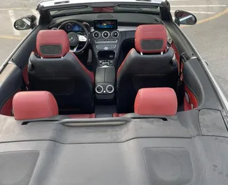 Benzine motor van 2,0L van Mercedes-Benz C200 Cabrio 2024 te huur in Dubai.