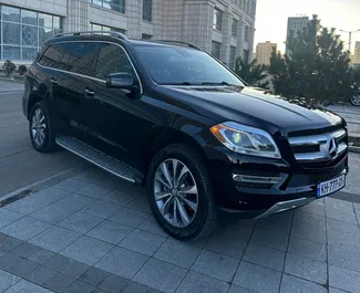 Vooraanzicht van een huurauto Mercedes-Benz GL450 in Tbilisi, Georgië ✓ Auto #12162. ✓ Transmissie Automatisch TM ✓ 0 beoordelingen.