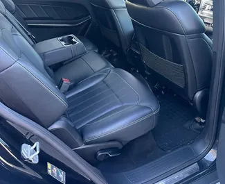 Interieur van Mercedes-Benz GL450 te huur in Georgië. Een geweldige auto met 7 zitplaatsen en een Automatisch transmissie.