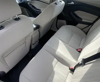 Interieur van Ford Focus te huur in Georgië. Een geweldige auto met 5 zitplaatsen en een Automatisch transmissie.