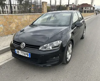 Vooraanzicht van een huurauto Volkswagen Golf 7 op de luchthaven van Tirana, Albanië ✓ Auto #11848. ✓ Transmissie Handmatig TM ✓ 0 beoordelingen.