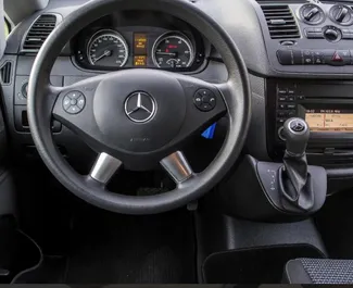 Interieur van Mercedes-Benz Vito 116 te huur in Montenegro. Een geweldige auto met 9 zitplaatsen en een Automatisch transmissie.