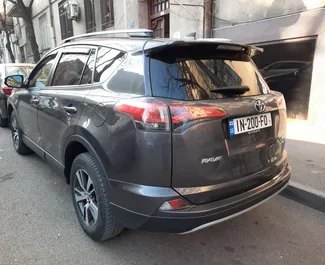 Vooraanzicht van een huurauto Toyota Rav4 in Tbilisi, Georgië ✓ Auto #375. ✓ Transmissie Automatisch TM ✓ 9 beoordelingen.