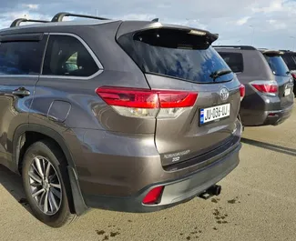 Vooraanzicht van een huurauto Toyota Highlander in Tbilisi, Georgië ✓ Auto #1248. ✓ Transmissie Automatisch TM ✓ 7 beoordelingen.