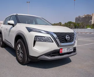 Vooraanzicht van een huurauto Nissan X-Trail in Dubai, Verenigde Arabische Emiraten ✓ Auto #11890. ✓ Transmissie Automatisch TM ✓ 0 beoordelingen.