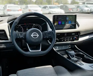 Interieur van Nissan X-Trail te huur in de VAE. Een geweldige auto met 5 zitplaatsen en een Automatisch transmissie.