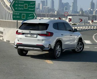 Autohuur BMW X1 2024 in in de VAE, met Benzine brandstof en 241 pk ➤ Vanaf 309 AED per dag.