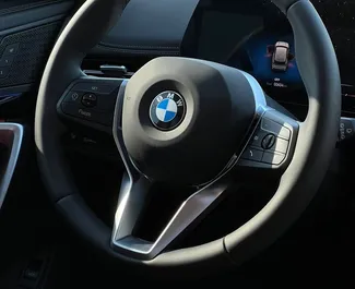 Benzine motor van 2,0L van BMW X1 2024 te huur in Dubai.