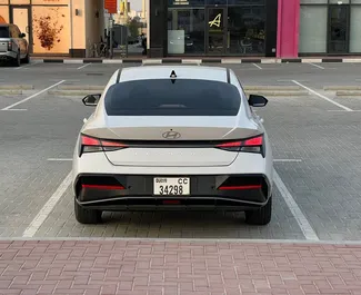 Benzine motor van 1,5L van Hyundai Elantra 2025 te huur in Dubai.