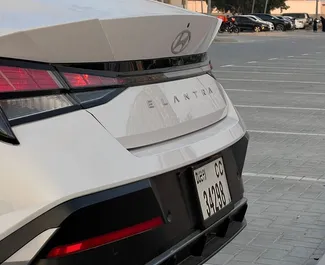 Hyundai Elantra 2025 beschikbaar voor verhuur in Dubai, met een kilometerlimiet van 250 km/dag.