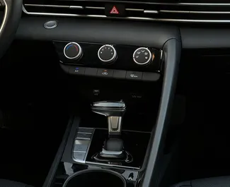 Hyundai Elantra 2025 met Vooraandrijving systeem, beschikbaar in Dubai.
