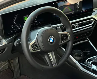 BMW 320i 2024 beschikbaar voor verhuur in Dubai, met een kilometerlimiet van 250 km/dag.