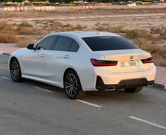Vooraanzicht van een huurauto BMW 320i in Dubai, Verenigde Arabische Emiraten ✓ Auto #11913. ✓ Transmissie Automatisch TM ✓ 0 beoordelingen.