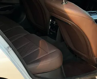 Benzine motor van 2,0L van BMW 320i 2024 te huur in Dubai.