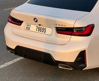 Verhuur BMW 320i. Comfort, Premium Auto te huur in de VAE ✓ Borg van Borg van 2500 AED ✓ Verzekeringsmogelijkheden TPL.
