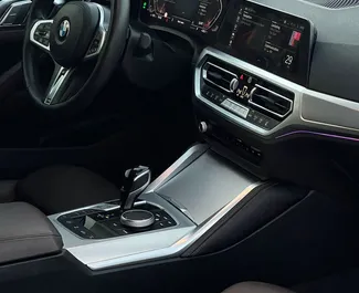 Autohuur BMW 420i Cabrio 2023 in in de VAE, met Benzine brandstof en 184 pk ➤ Vanaf 359 AED per dag.