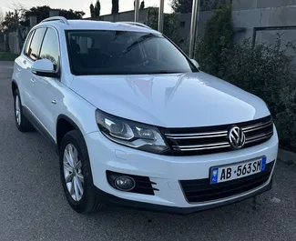 Vooraanzicht van een huurauto Volkswagen Tiguan in Tirana, Albanië ✓ Auto #11871. ✓ Transmissie Automatisch TM ✓ 0 beoordelingen.