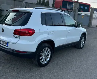 Benzine motor van 2,0L van Volkswagen Tiguan 2015 te huur in Tirana.