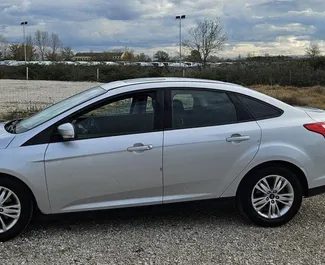 Vooraanzicht van een huurauto Ford Focus op de luchthaven van Tirana, Albanië ✓ Auto #11856. ✓ Transmissie Automatisch TM ✓ 0 beoordelingen.