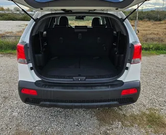 Kia Sorento 2011 met Vooraandrijving systeem, beschikbaar op de luchthaven van Tirana.