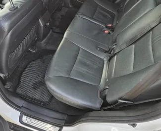 Interieur van Kia Sorento te huur in Albanië. Een geweldige auto met 7 zitplaatsen en een Automatisch transmissie.