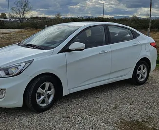 Vooraanzicht van een huurauto Hyundai Accent op de luchthaven van Tirana, Albanië ✓ Auto #11859. ✓ Transmissie Automatisch TM ✓ 0 beoordelingen.