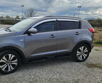 Vooraanzicht van een huurauto Kia Sportage op de luchthaven van Tirana, Albanië ✓ Auto #11860. ✓ Transmissie Automatisch TM ✓ 0 beoordelingen.