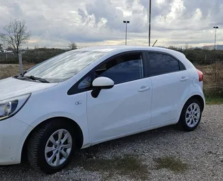 Vooraanzicht van een huurauto Kia Rio op de luchthaven van Tirana, Albanië ✓ Auto #11861. ✓ Transmissie Handmatig TM ✓ 0 beoordelingen.