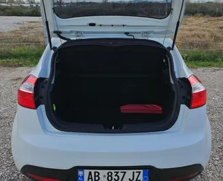 Interieur van Kia Rio te huur in Albanië. Een geweldige auto met 5 zitplaatsen en een Handmatig transmissie.