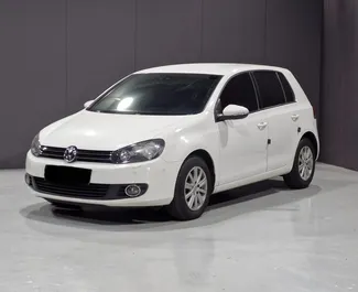 Vooraanzicht van een huurauto Volkswagen Golf 6 op de luchthaven van Tirana, Albanië ✓ Auto #11862. ✓ Transmissie Automatisch TM ✓ 0 beoordelingen.