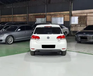 Volkswagen Golf 6 2012 beschikbaar voor verhuur op de luchthaven van Tirana, met een kilometerlimiet van 500 km/dag.