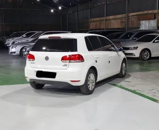 Diesel motor van 1,6L van Volkswagen Golf 6 2012 te huur op de luchthaven van Tirana.