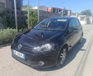 Vooraanzicht van een huurauto Volkswagen Golf 6 in Tirana, Albanië ✓ Auto #11867. ✓ Transmissie Automatisch TM ✓ 0 beoordelingen.