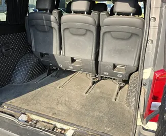 Interieur van Mercedes-Benz Vito te huur in Georgië. Een geweldige auto met 8 zitplaatsen en een Automatisch transmissie.