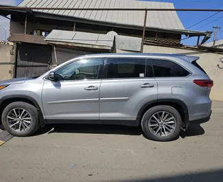 Vooraanzicht van een huurauto Toyota Highlander in Tbilisi, Georgië ✓ Auto #2227. ✓ Transmissie Automatisch TM ✓ 3 beoordelingen.